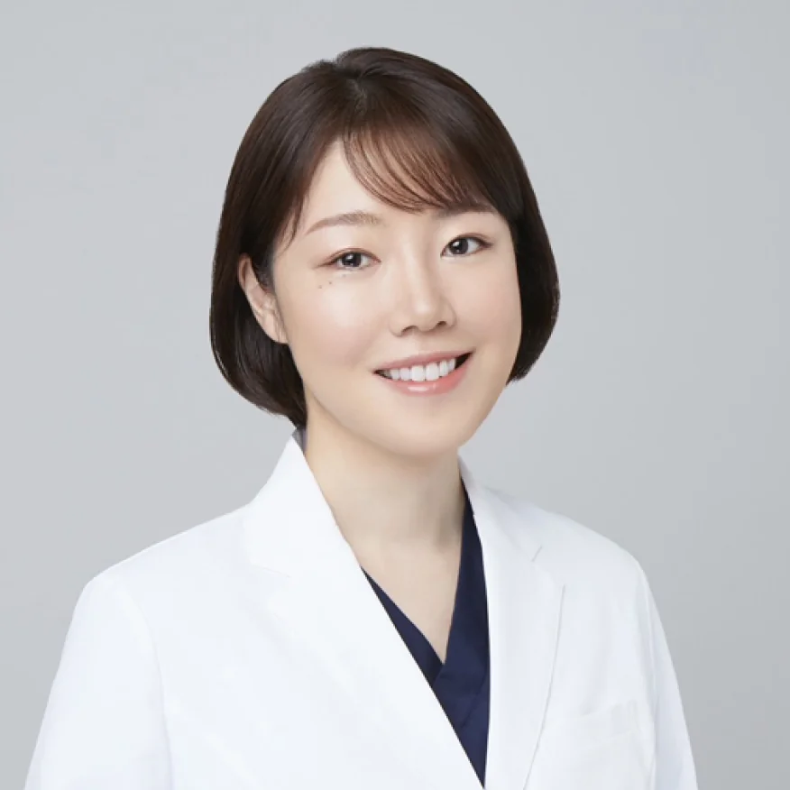 笑顔の女性医師、白衣姿