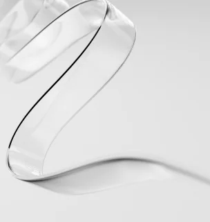 透明なリボンのようなものが曲線を描いている様子