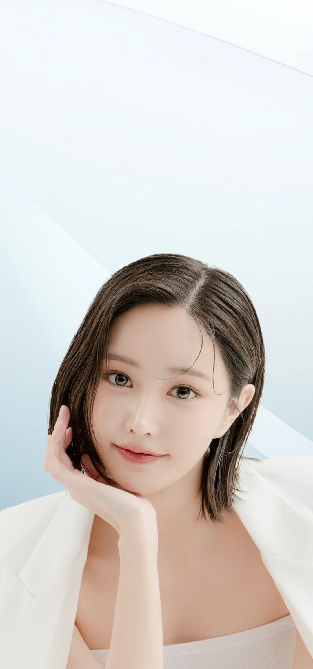 リジュランヒーラーのイメージ：女性が頬杖をつき、カメラを見ている